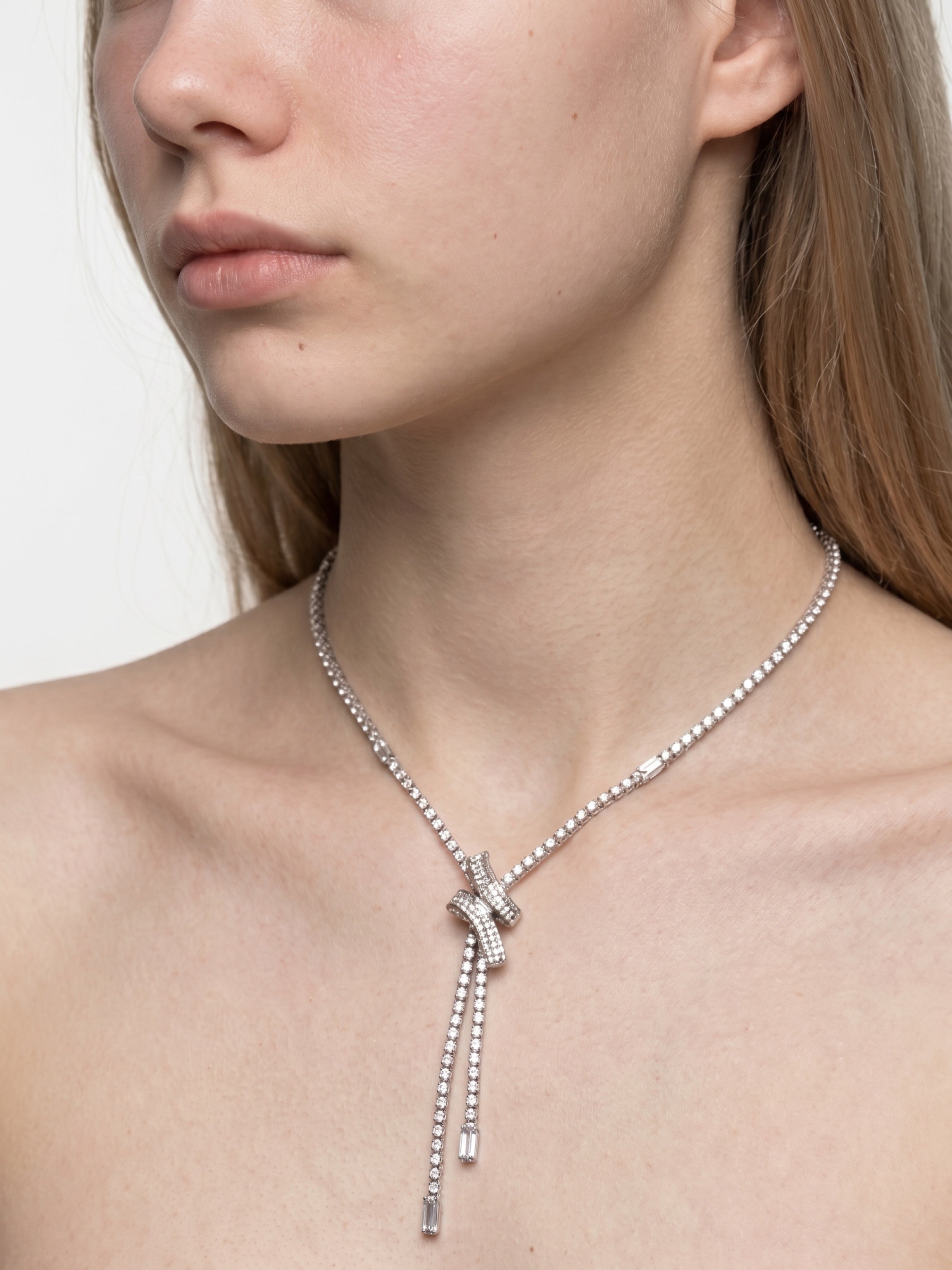 Collar Corbatín Timeless Elegance